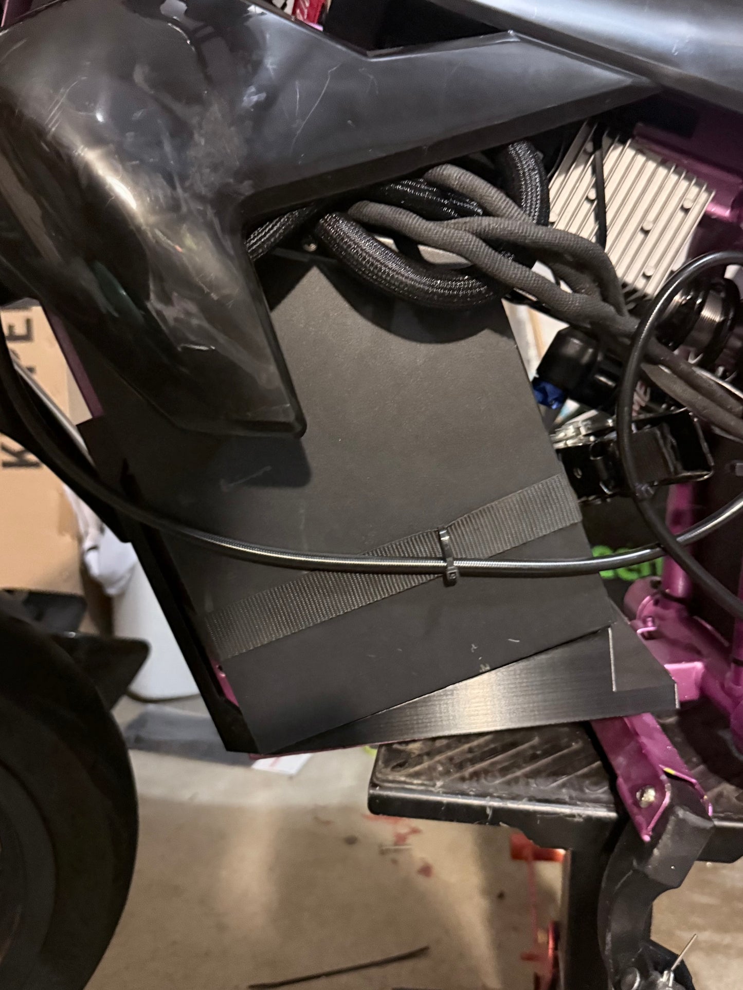 Razor battery wedge