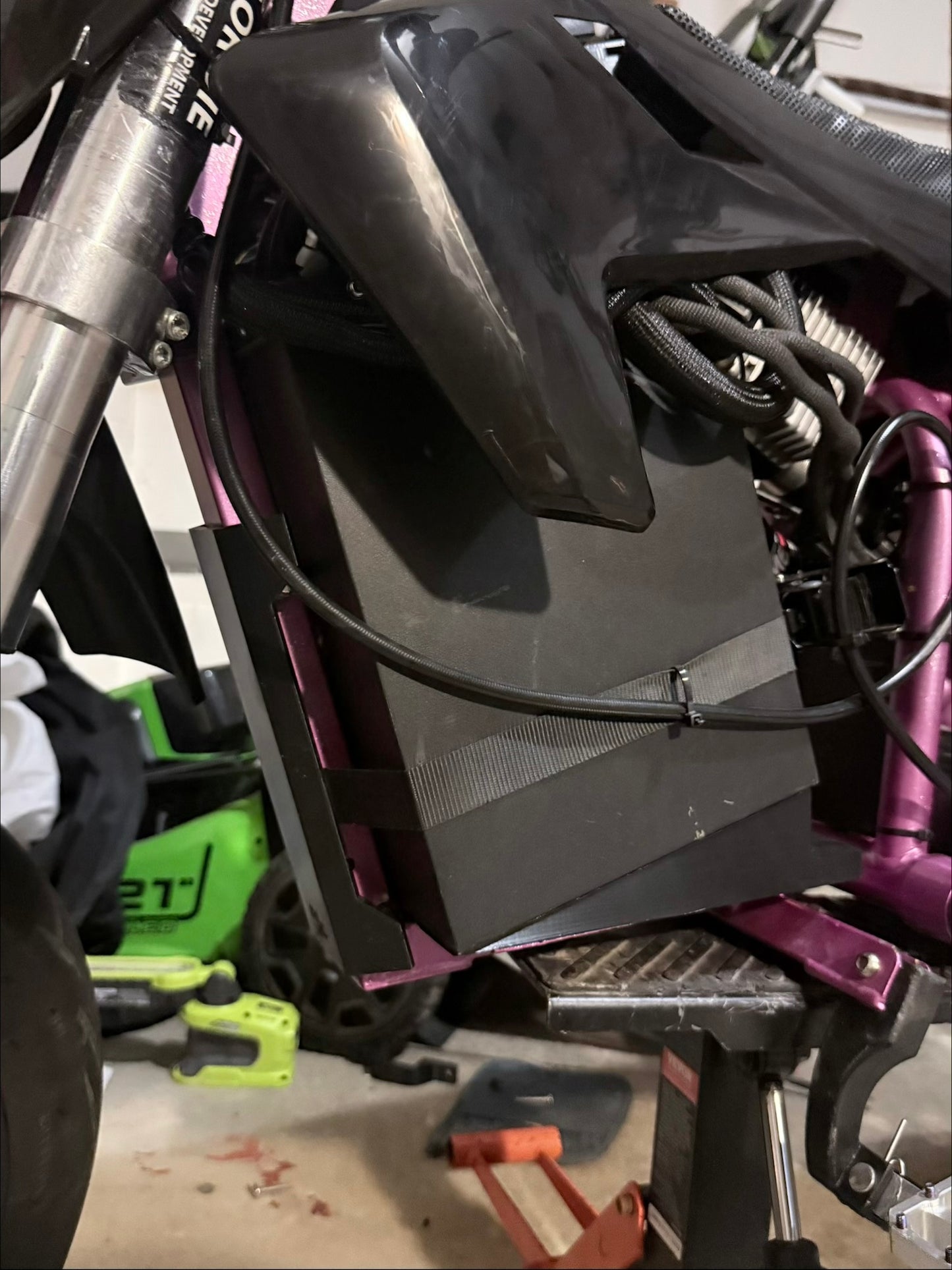 Razor battery wedge